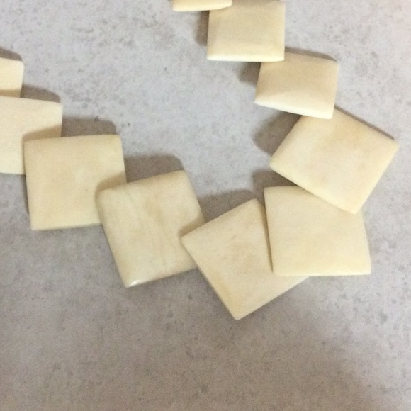 Square Ivory graduated bead necklace - Picture 5 of 10